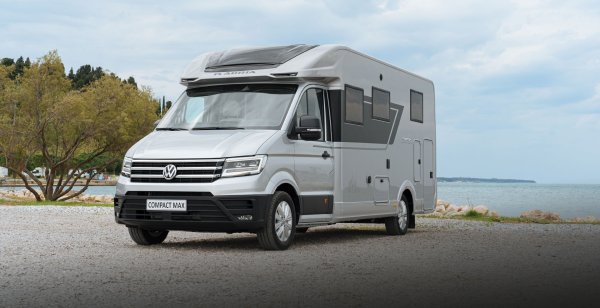 Словенската марка показа първи модел, базиран на VW Crafter . Гамата Aviva Lite придобива новото оформление 300 LH, което го прави най-лекият кемпер, създавана някога от компанията. За същата типология, серията Adora включва нова външни графика и ревизиран вътрешен дизайн, включително фасади на шкафове с ефект на дърво за кухненските. И накрая, концепцията SuperTwin, която развива Mercedes Sprinter 4x4 в стил Adria.